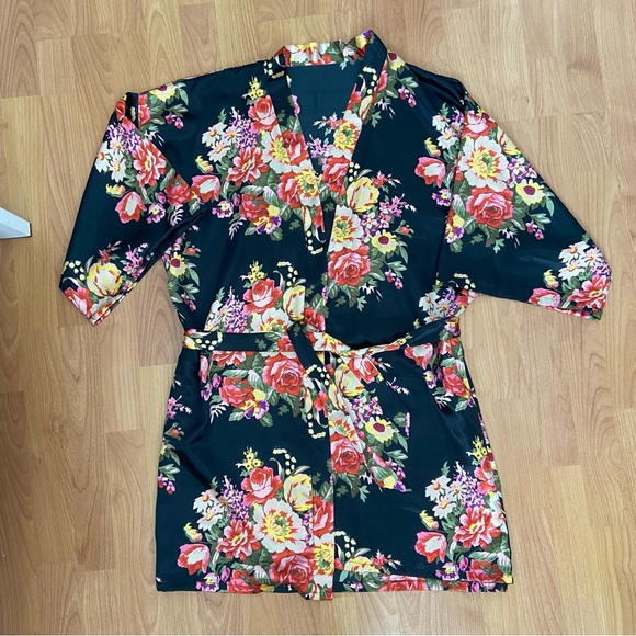 Women’s Floral Short Light Bathrobe - Picture 2 of 10